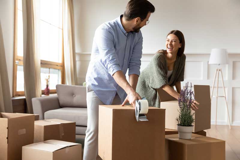 Junges Paar packt Umzugskartons